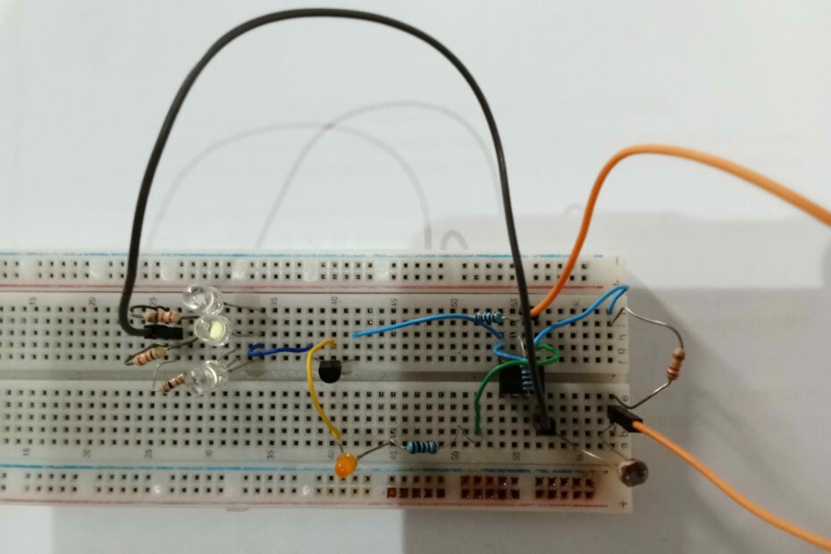 automatic-breadboard-nightlight